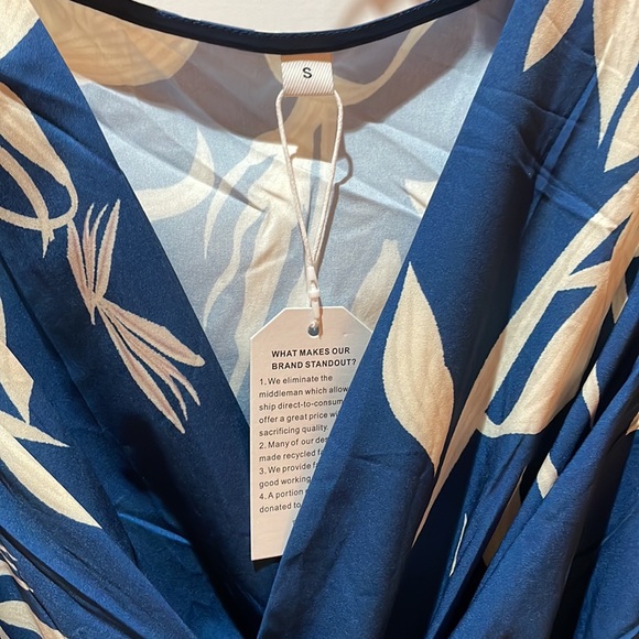 Sleeveless v-neck wrap tie-back dress - Picture 2 of 5